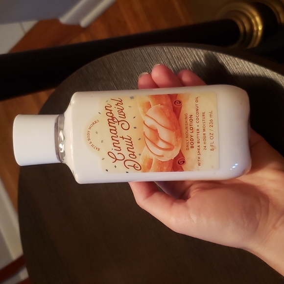 New cinnamon donut swirl daily nourishing body lotion from bath and body works - Picture 1 of 4